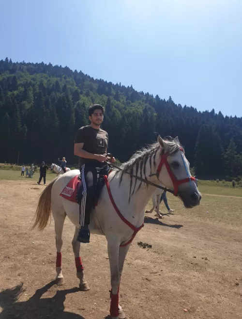 I don't look so great in this pic but i'd feel bad if i didnt show you this pretty horse🐎 by boldandbrash9