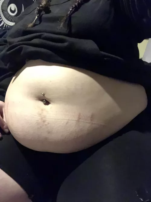 I don’t think I’ve gotten that big what to you guys think? Feel free to tease me and tell me what you think 😌 by Bellyenciaga