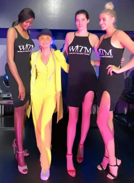 I don't think she's that small by J0hnnyDelta