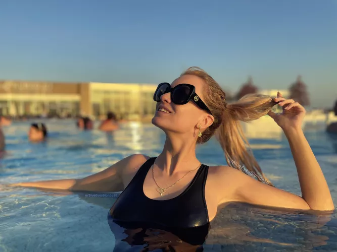 I doubt that my post would get any attention even I'm wet :) [F] by BlueEyesBlonde18