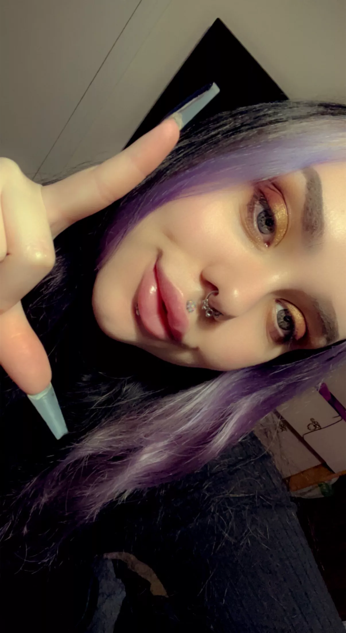 I feel like I should open a kissing booth for bimbo lips 👄 [domme] posted by BimboGothQueen