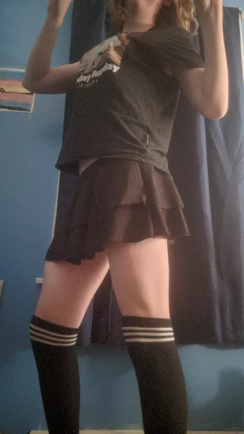 I feel like my leg muscles are showing off here lol by GamerKidforfun