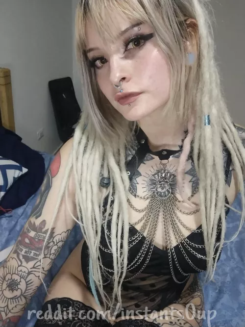 I feel really cute today 🥺 if you see this, can you recommend a good song/album? any genre is okay, I don't mind by instants0up