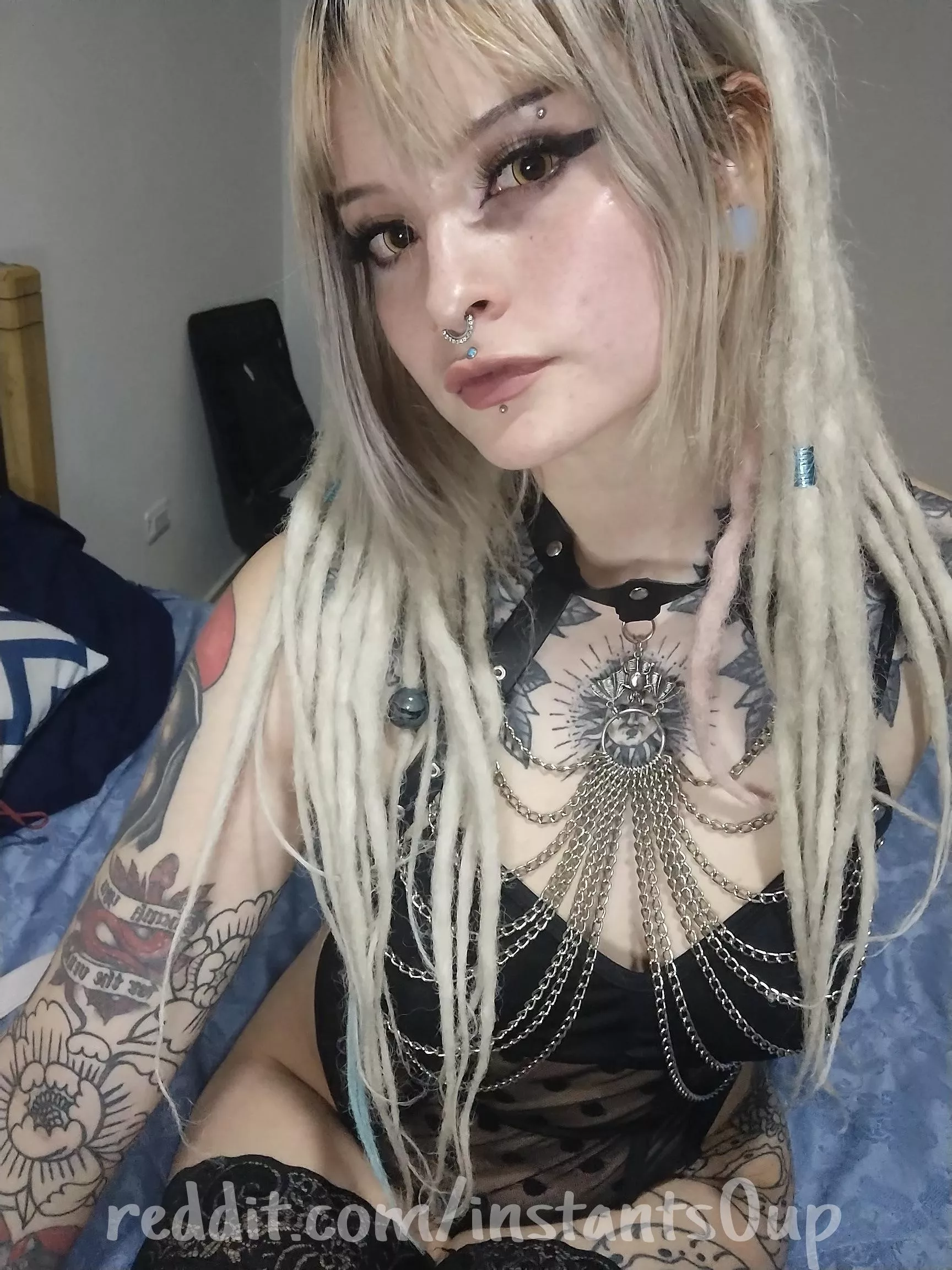 I feel really cute today 🥺 if you see this, can you recommend a good song/album? any genre is okay, I don't mind posted by instants0up