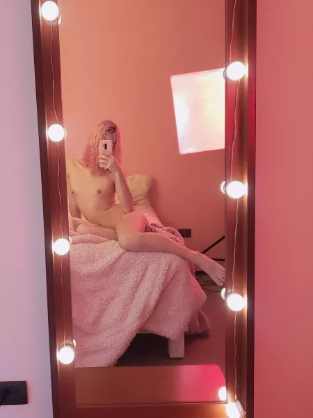 I feel so cute on my bed by Kirliaaa