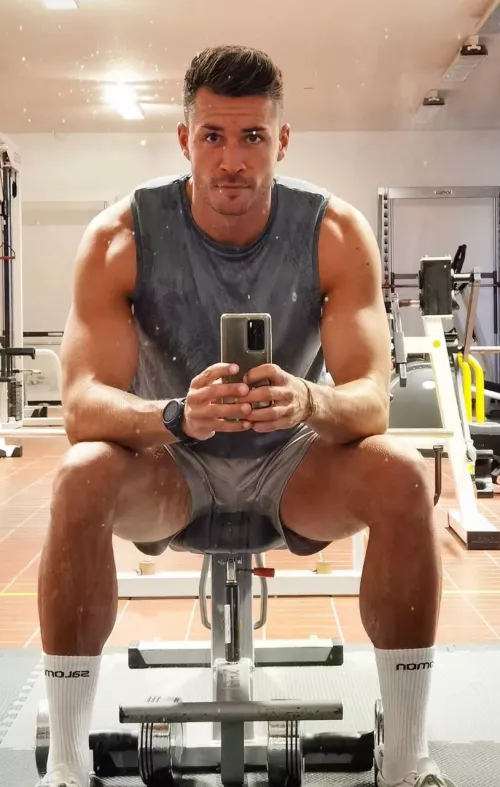 I felt cute and I decided to drop this here after workingout, never skip legday 🦵. 🏳️‍🌈🏳️‍🌈🏳️‍🌈 by BeautifulKlutzy8309