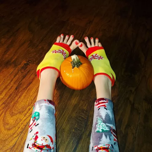 I figured since you were all nice I'd do a Halloween picture :)) by PinkMensch