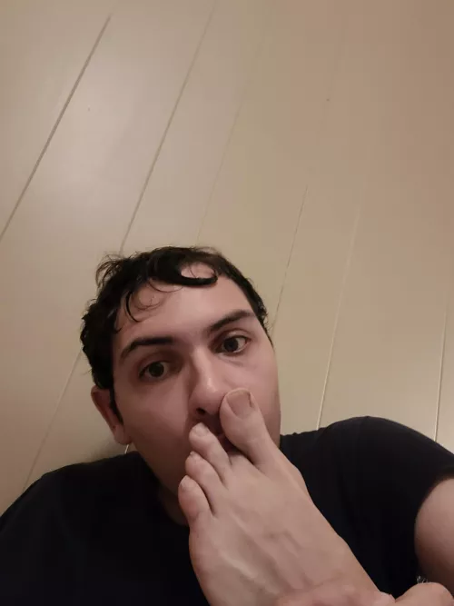 I fucking love sucking my toes by cutefeetluver