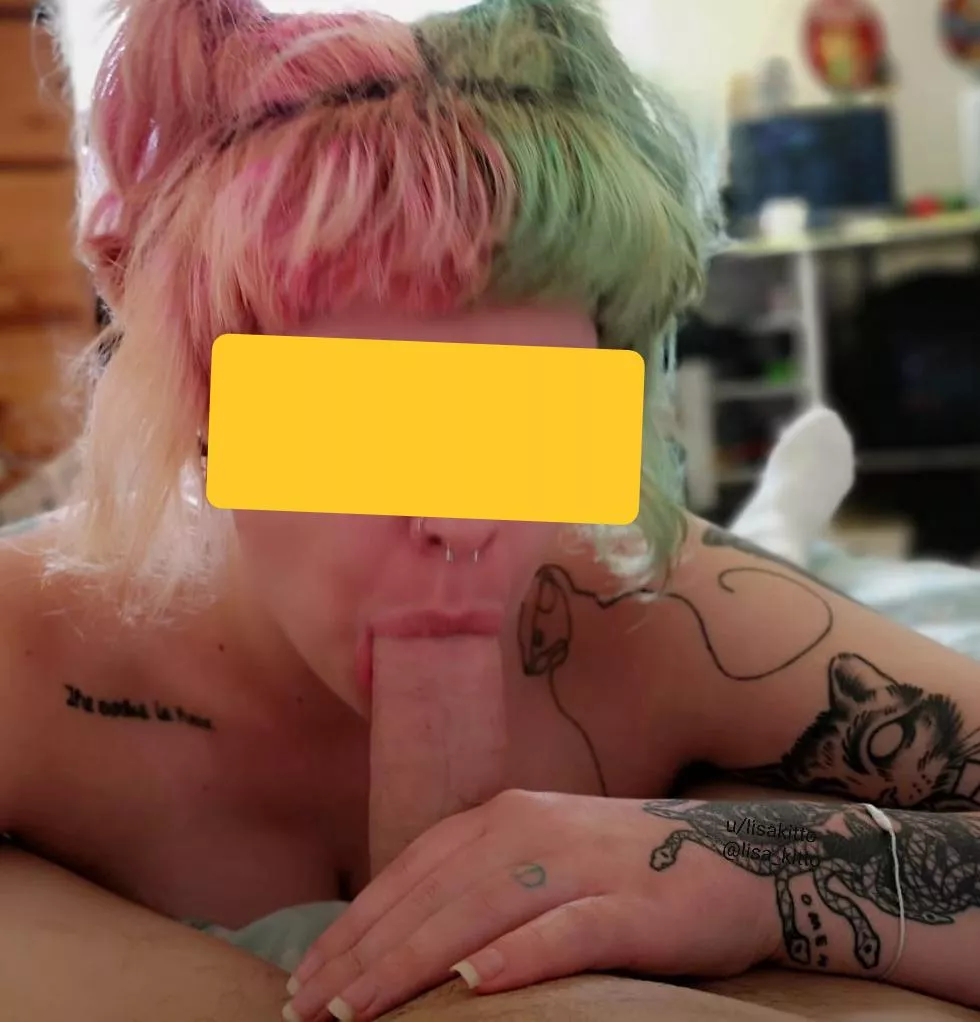 I genuinely love the way my mouth looks wrapped around a 🍆 posted by lisakitto