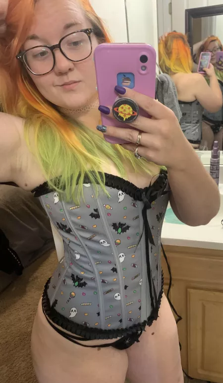 I got a new corset, what do ya think? by mystic_rose42