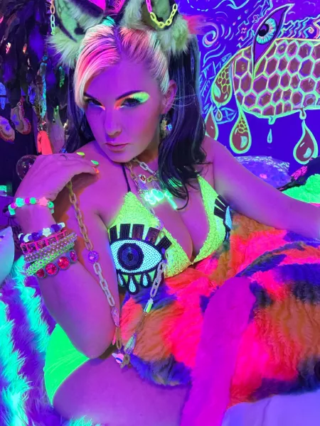 I got a new leash! You like? by laserthumper