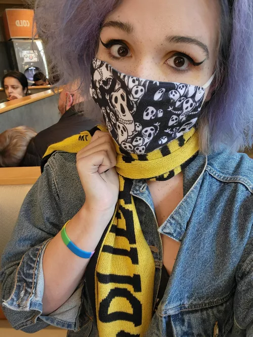 i got a new mask and its sUUUPER cute i love love it ~🖤😋🖤 by b0rkab0i