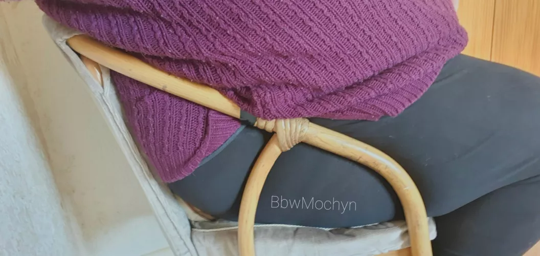 I got so stuck, I actually had to be pulled out of this chair 🥵🐷 I'm becoming such a fat piggy by bbwmochyn