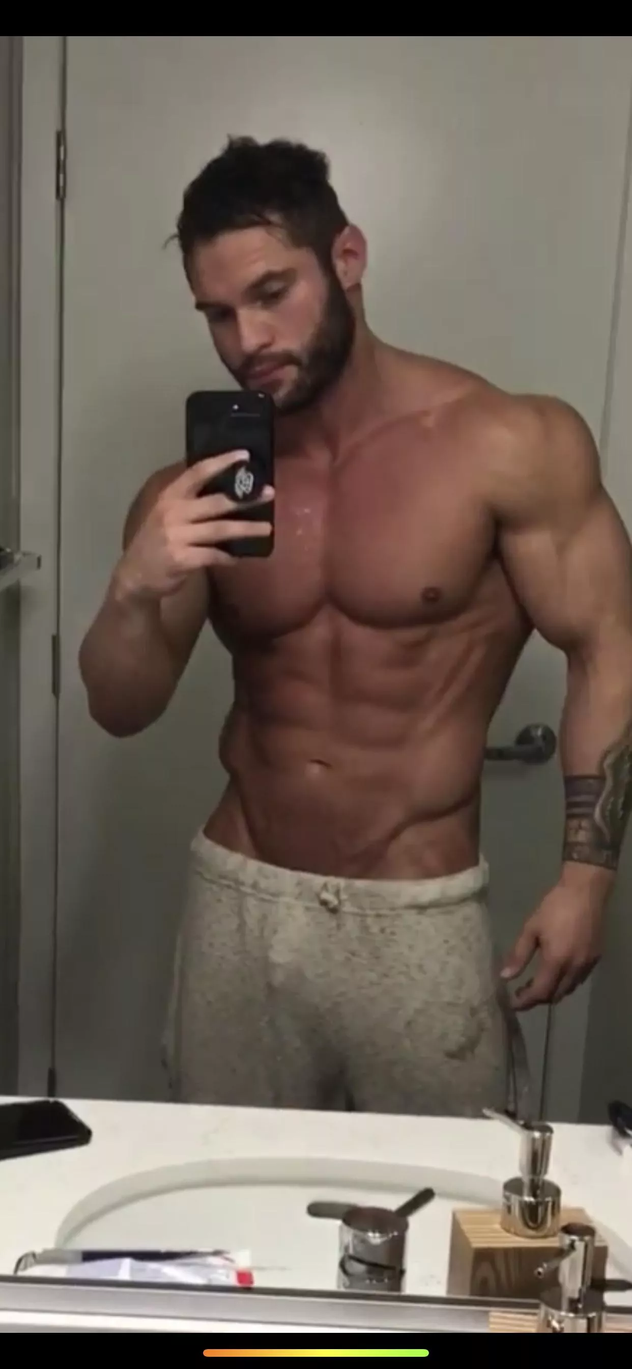 I guess he posted this on purpose he noticing all the gay comments 🔥🥵 (tavi castro) posted by xkonkinax