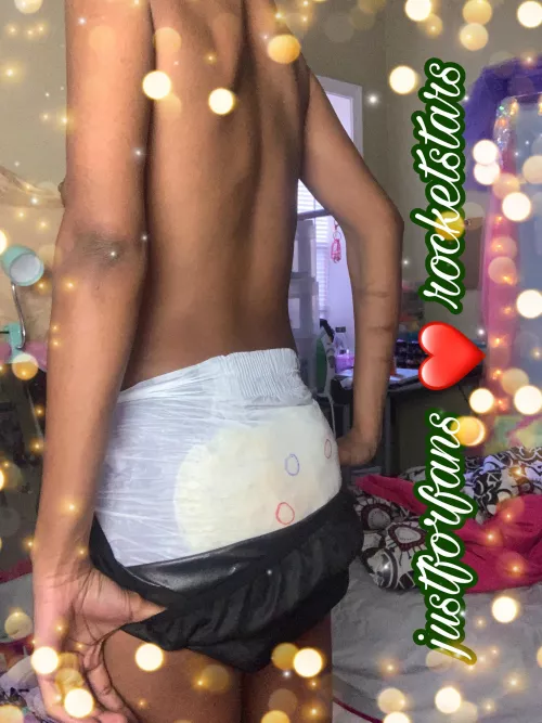 i have never woken up this soaked before! christmas diaper 🎄 by lynnlyng