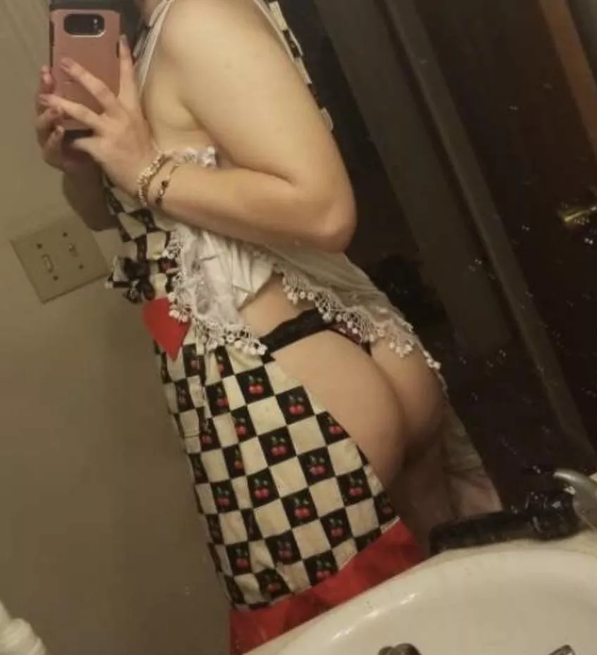 I hope someone appreciates my vintage apron. posted by urdomesticgoddess