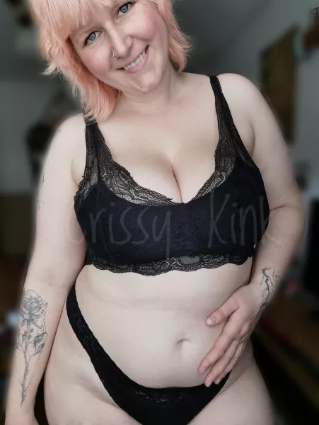 I hope there's people who also appreciate a bellybutton of a chubby gal :P by Crissy-Kink