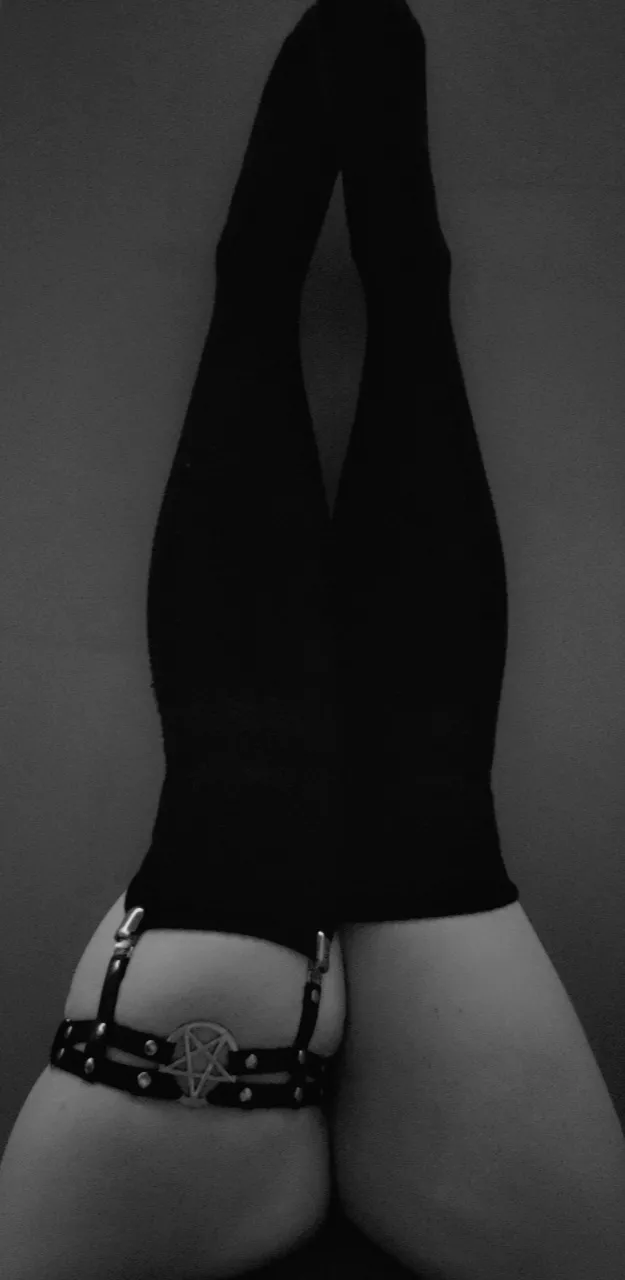 I hope these have earned me some thigh bites 🙈🐈‍⬛🥀 posted by foxxcii