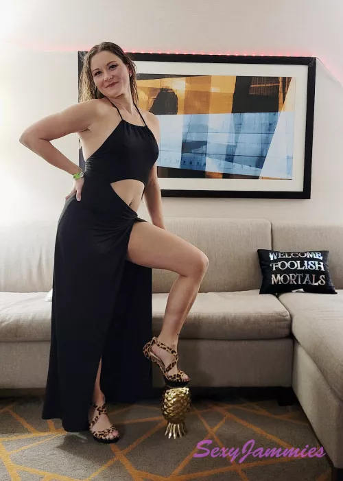 I hope you like my dress as much as our sexy friends did. by SexyJammiescpl