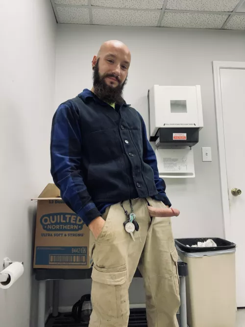 I just posted but i feel like a smile, beard, working clothes, and a big ol cock, might get the lady boners stirring by kuzilla96