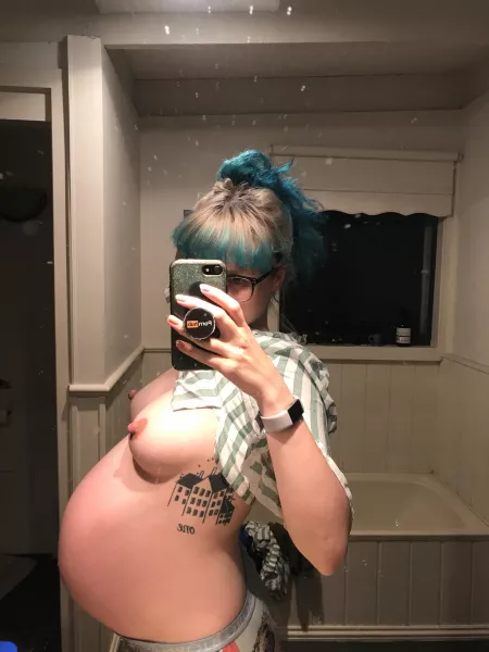 I just want to be ent over! by vheidiv