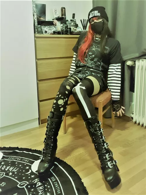 I kind of look frighteningly similar to a girl I know in this outfit, should I show her some pictures of it? by ShadowPrincessN7