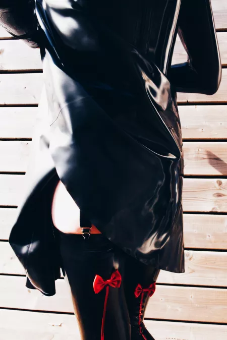 I know it's a bit cheeky, but latex garters are so great! And not a lot of ways to sho them of 😅 by frauwke