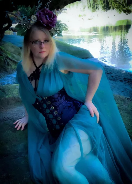 I like my dresses flowing & my corsets tight by penelope_quinn_