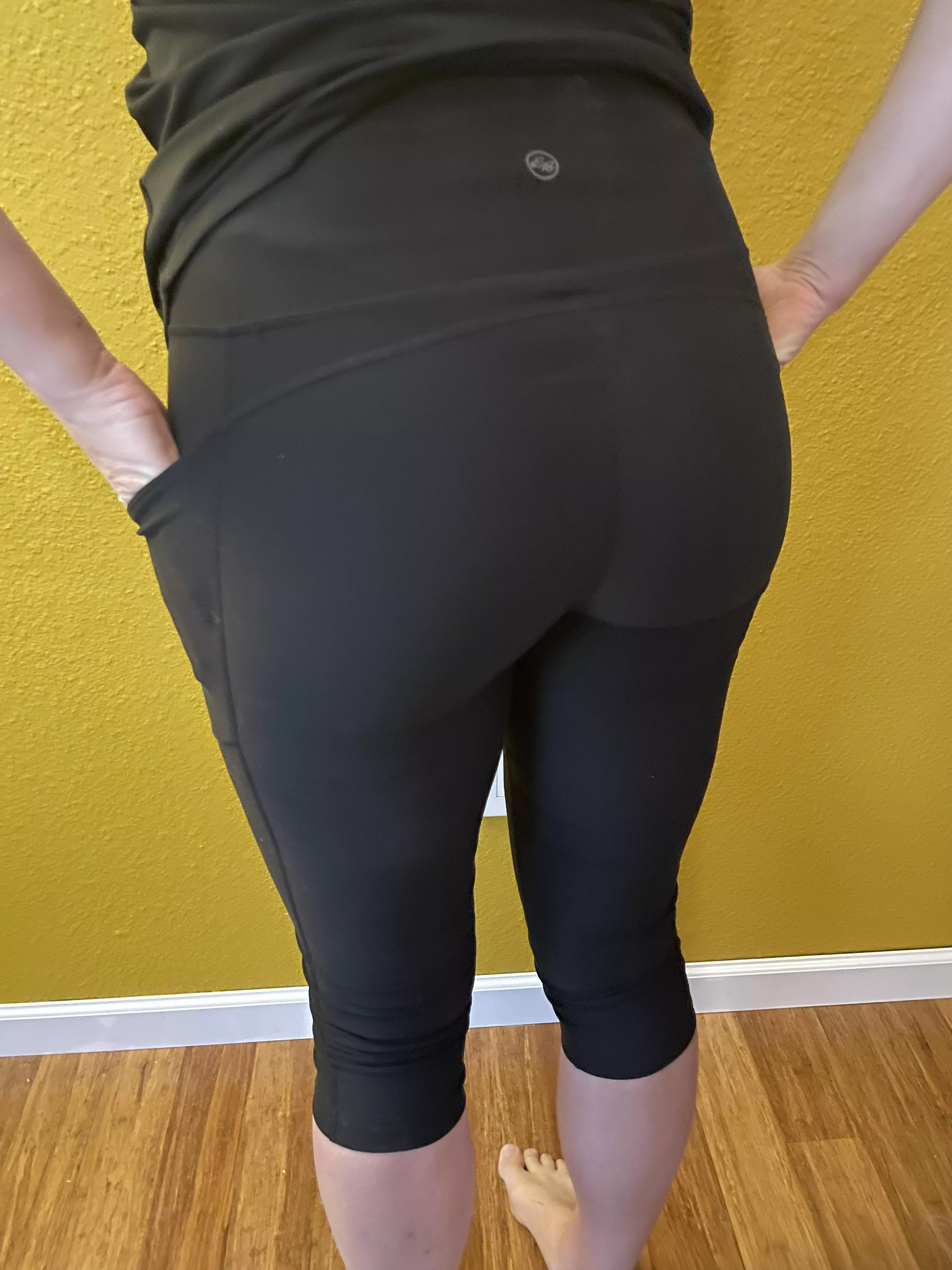 I like this pair - it has pockets 🥰🥰 posted by Curious_Contact2002