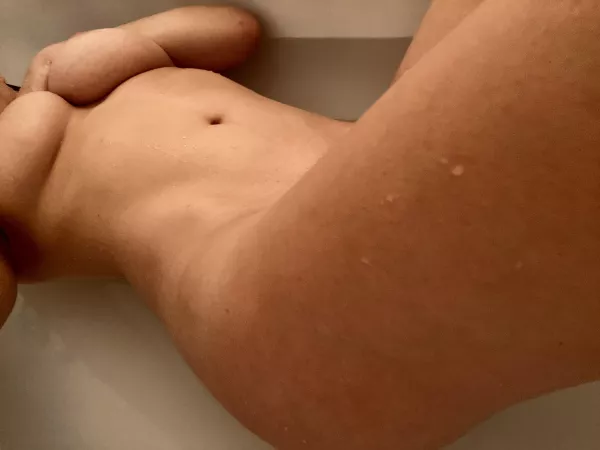 I like this pic I took while relaxing in the bath 🛁 by amillionbirds