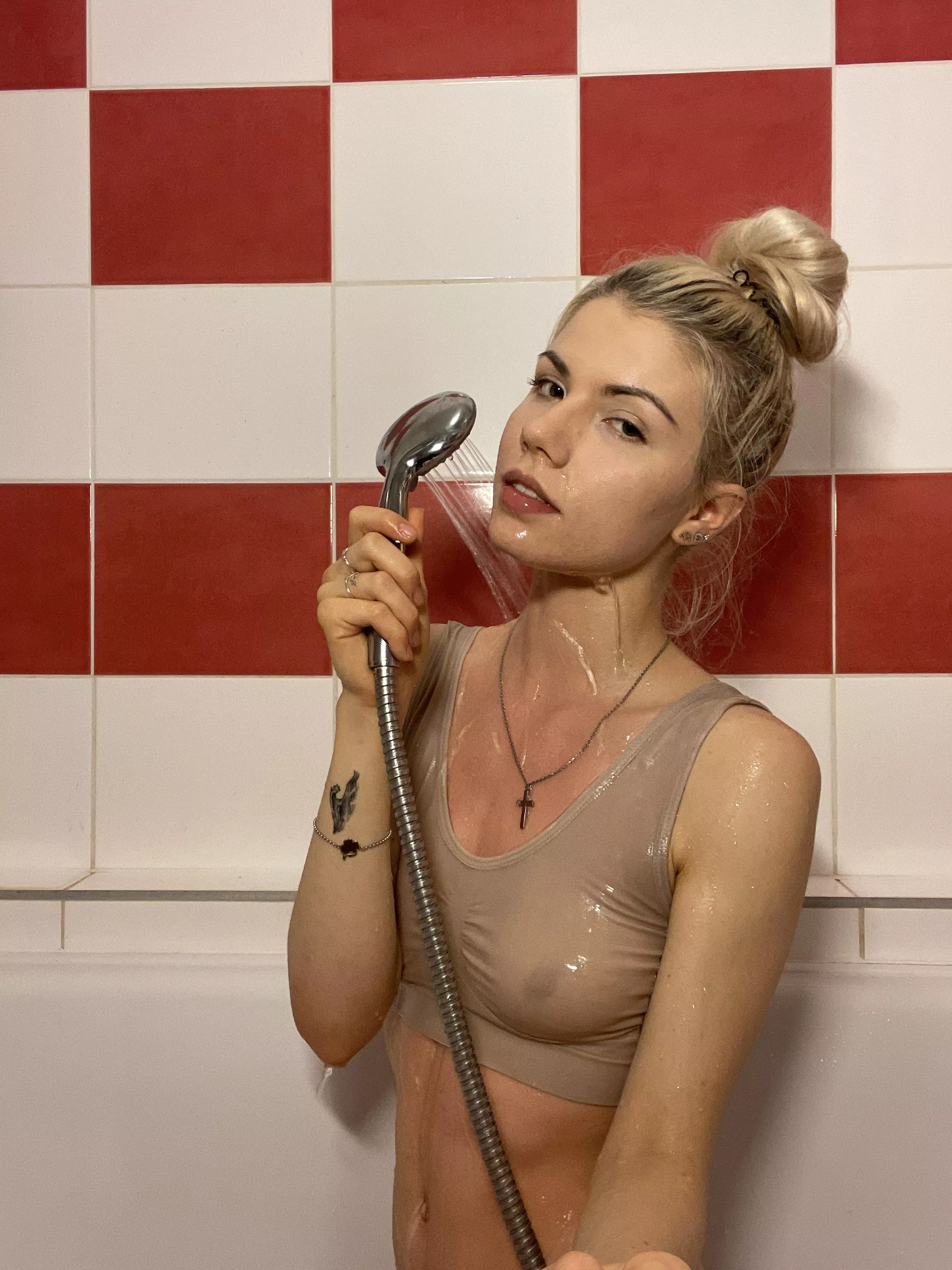 I like to get showered 🙋‍♀️ posted by veronikapure