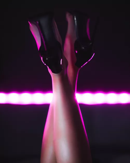I like to have my heels worshipped by screamcvte