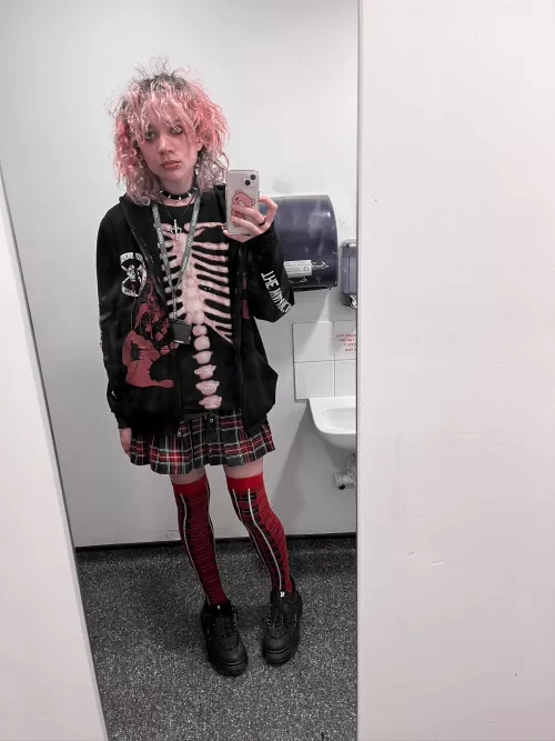 i look best in toilet mirrors :3 by super_deformed