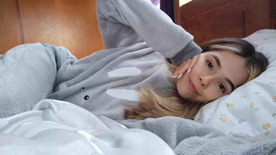 😈 I look cute but I'm a horny petite bitch waiting for you take off my clothes 🥵 do you want to see me completely naked? 🥺🔥 What would you do to me? by paupauvb