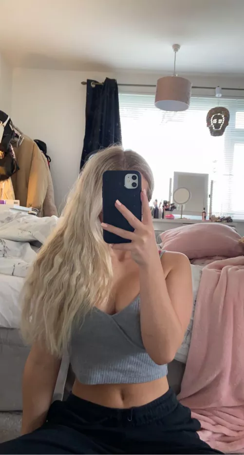 I love crop tops :) by ValueCertain8157