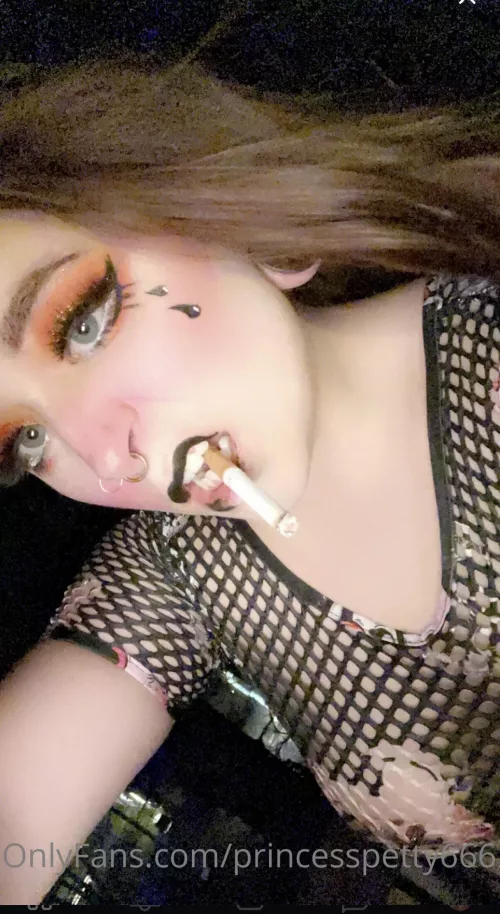 I love doing my makeup and getting sexy to smoke 🤤 by princesspetty669