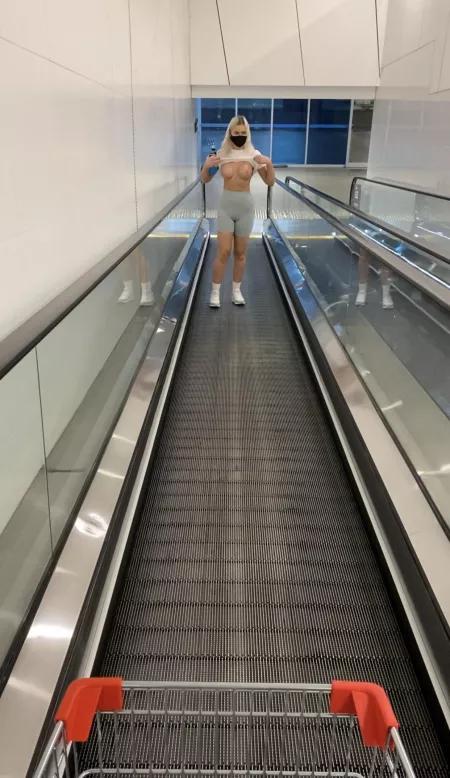 I love flashing in public 😜 by auroraangel20