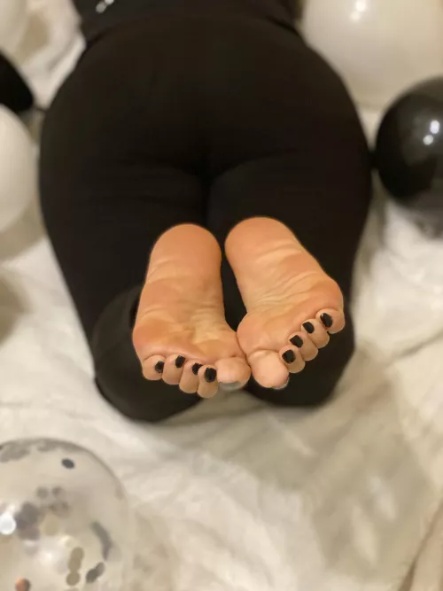 I love getting passionate kisses on my heels 1st by jaylove3