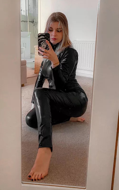 i love how the light reflects on my catsuit by footgirlgonebad