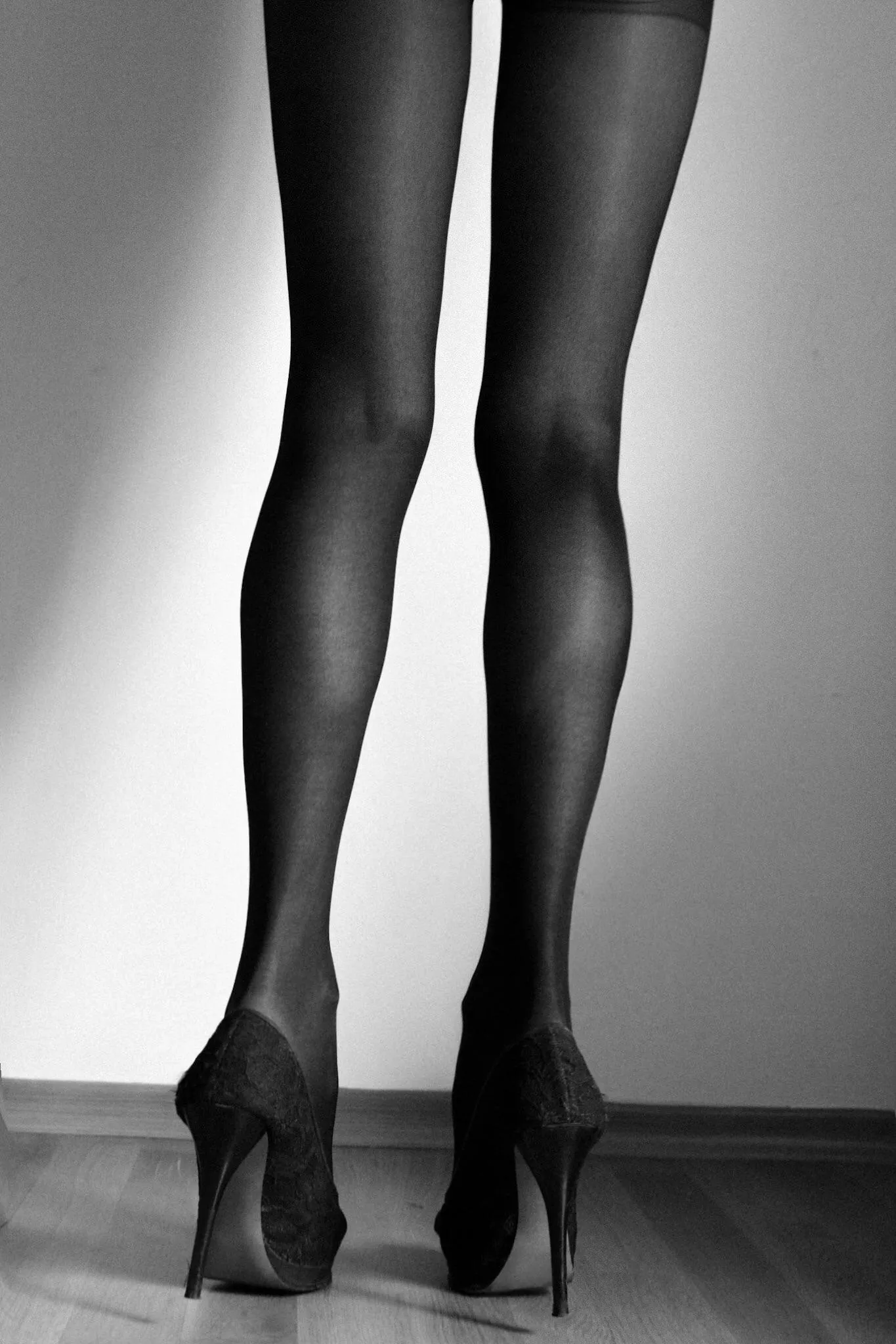 I love it how a simple black&white [f]ilter can highlight shapes and lines😉💋 posted by Emma_Gray_XOXO