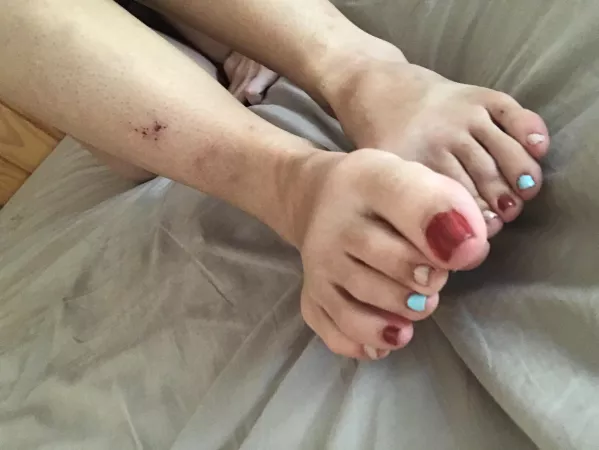 i love moisturising my feet and toes 🤍💚 dm me for info on dropbox and custom content or just enjoy my feet 💚 by paisleyslutxo