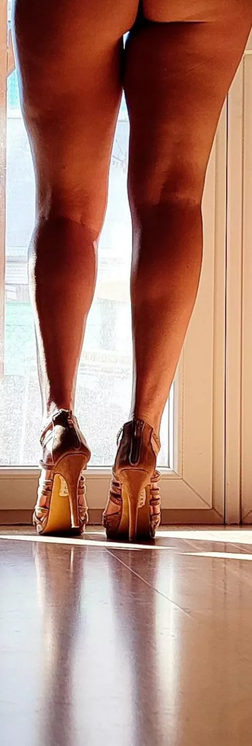 I love my leg when i wear high heels 😊 by Gamergirl035