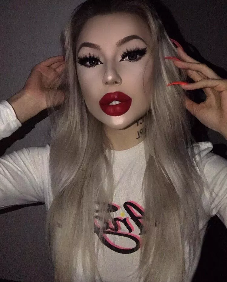 i love my red, fake lips👀❤️ posted by charlotteventura