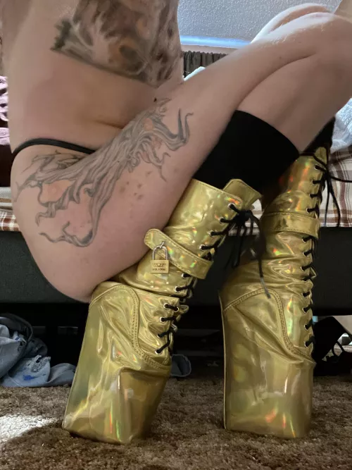 I love my shiny boots~ by puppy_dex