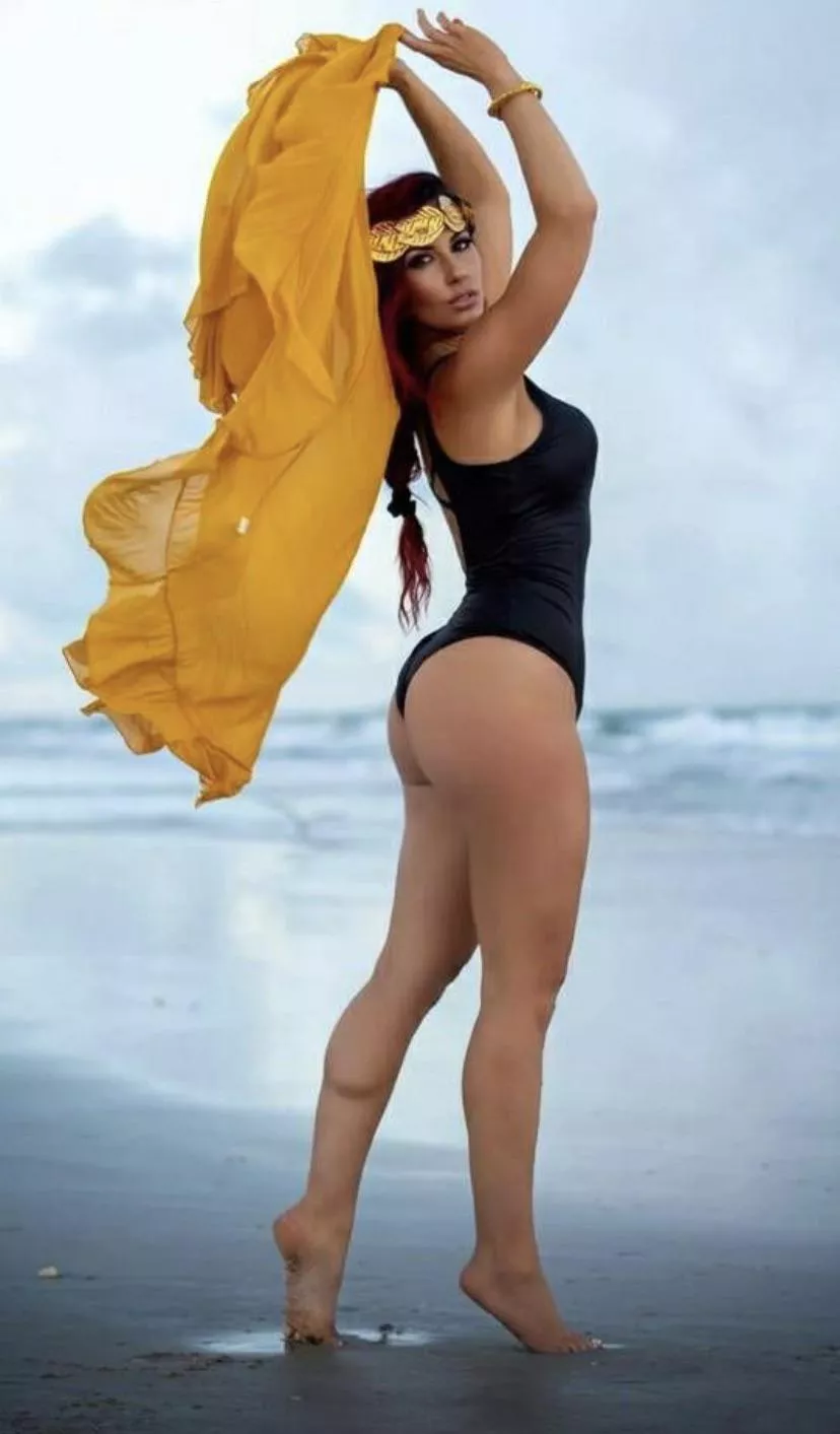 I love Santana Garrett’s fat booty posted by farway15