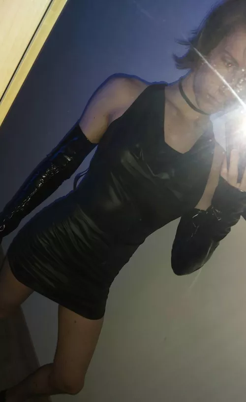 I love shiny dresses by Alexis_Asmodeus
