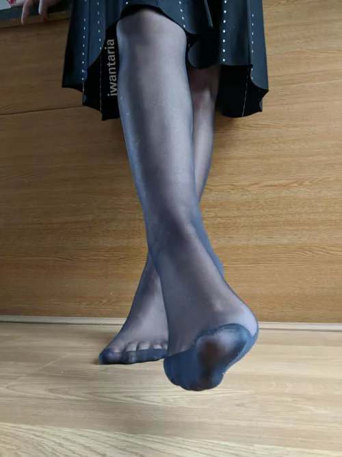 I love showing off my legs in pantyhose by iwantaria