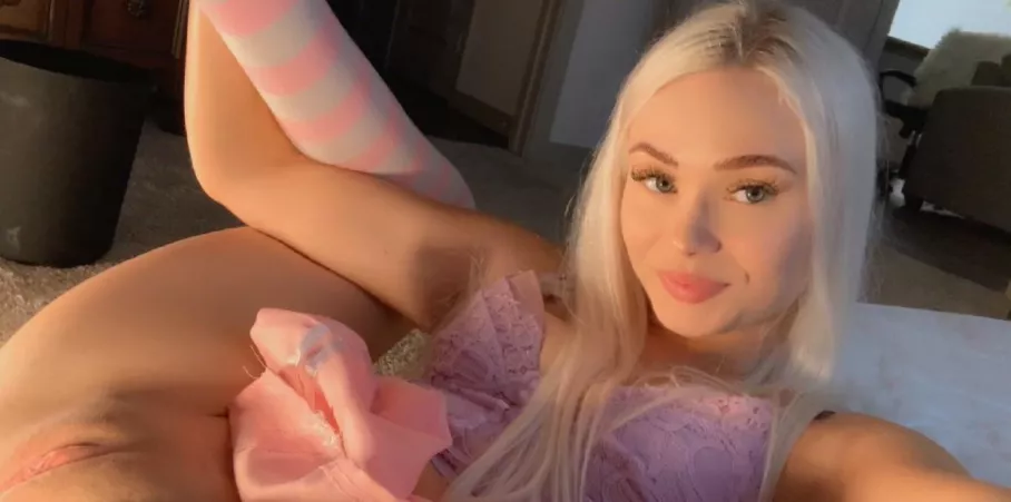 I love showing off my pretty pink pussy 🐱 by Allyssacream