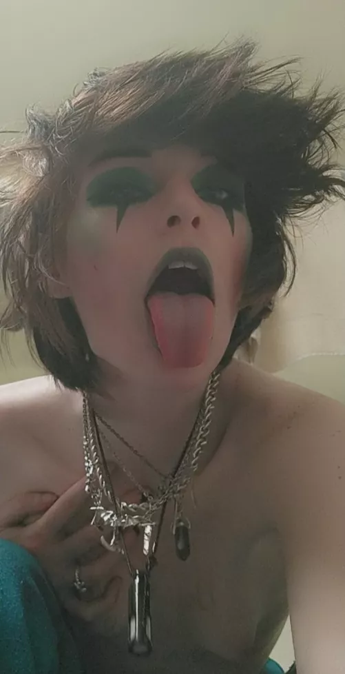 I love sticking my tongue out like a little slut by feetiecutie