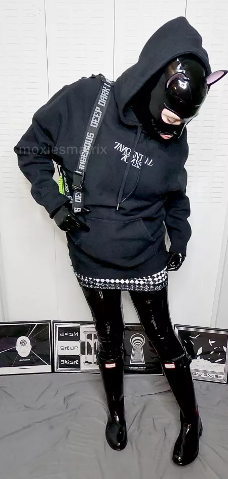 I love the feeling of latex under a big soft hoodie 🥰 by moxiesmatrix